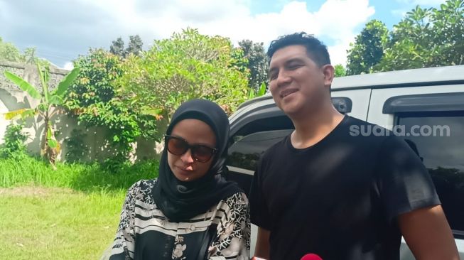 Tantri Kotak dan Arda Naff usai pemakaman ayahnya, Dally Syambas di TPU Cicayur, Cimone, Tangerang, Sabtu (29/10/2022)  [Semujer.com/Rena Pangesti]