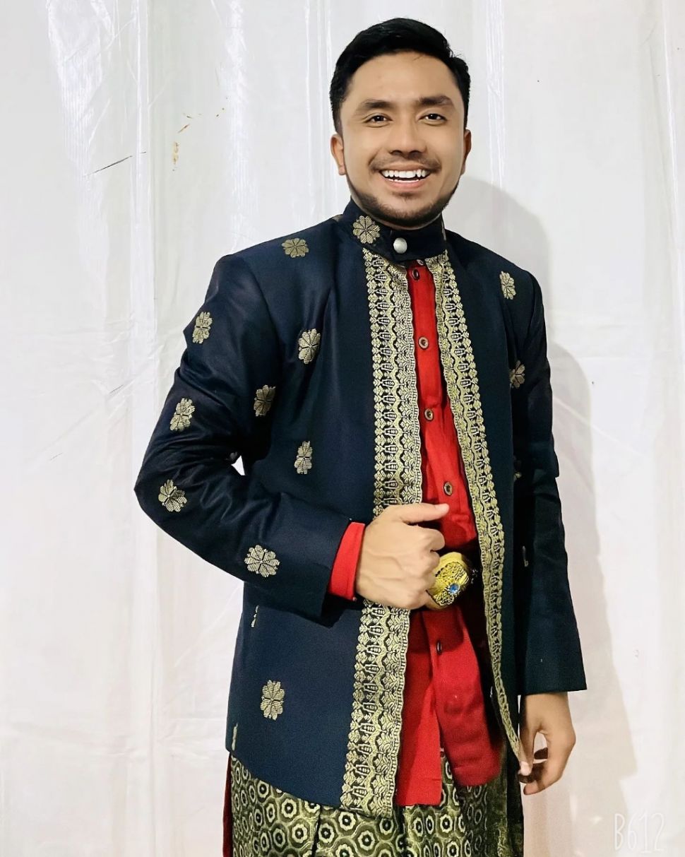 Alfin Habib mengenakan pakaian adat khas Melayu. [Instagram]