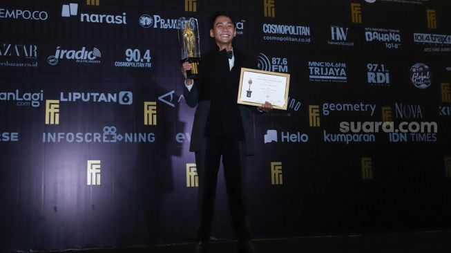 Aktor Chicco Kurniawan berfoto setelah meraih penghargaan Pemeran Pri Terbaik dalam gelaran Festival Film Indonesia di JCC Senayan, Jakarta Pusat, Rabu (10/11/2021). [Semujer.com/Alfian Winanto]