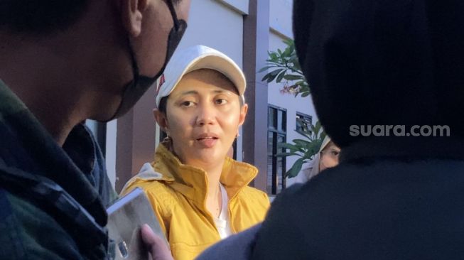 Aida Saskia melaporkan kasus penganiyaan di Polres Metro Jakarta Pusat, Senin i(24/10/2022). [Adiyoga Priyambodo/Semujer.com]