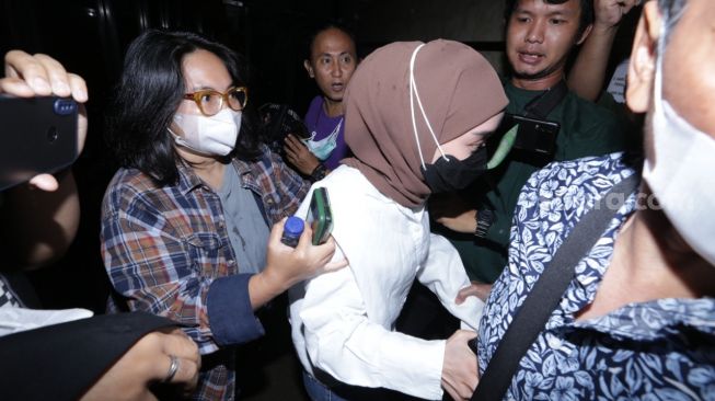 Lesti Kejora (kemeja putih) mendatangi Polres Metro Jakarta Selatan, Kamis (13/10/2022) untuk menjalani pemeriksaan sebagai saksi pelapor dalam kasus KDRT yang dilakukan Rizky Billar. [Oke Atmaja/Semujer.com]