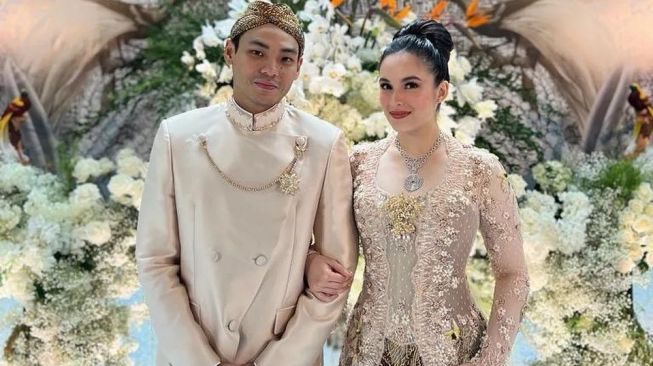 Chelsea Islan dan Rob Clinton di acara pertunangan yang digelar di Hutan Kota Plataran, Senayan, Jakarta, Senin (24/10/2022). [Instagram]