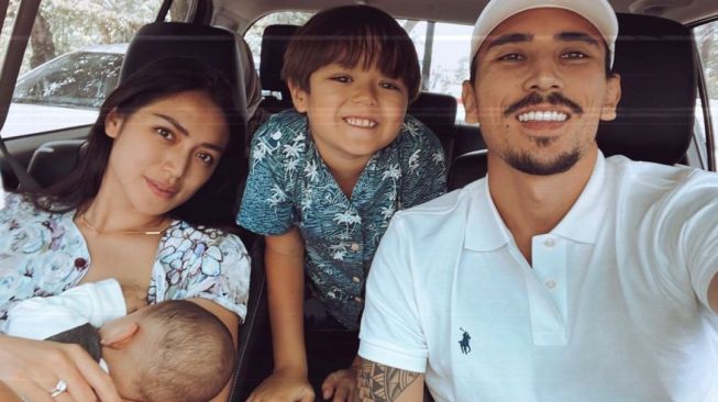 Jessica Iskandar dan Vincent Verhaag bersama dua anaknya. [Instagram]