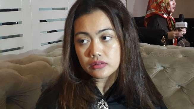 Nia Anggia, Adik kandung Julia Perez, ditemui usai tahlilan di kediaman sang kakak di Raffles Hills, Cibubur, pada Senin (12/6/2017). (Semujer.com/Puput Pandansari)