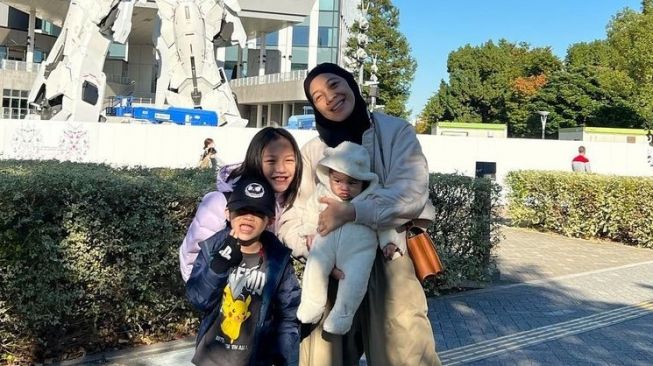 Potret Keluarga Ananda Omesh Liburan di Jepang (Instagram/@dianayulestari)