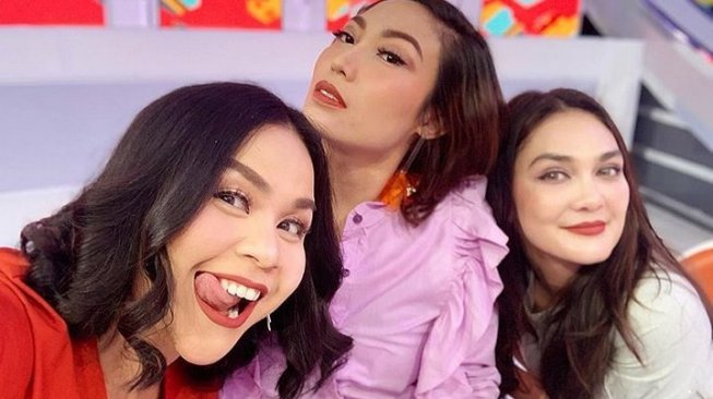 Luna Maya bersama Ayu Dewi dan Melaney Ricardo. (Instagram Melaney Ricardo)