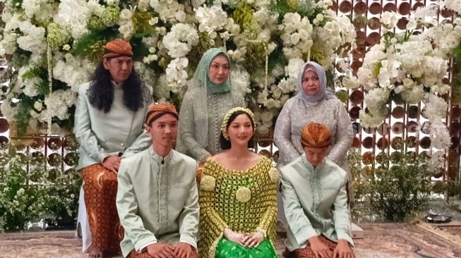 Glenca Chysara menggelar acara siraman jelang pernikahan di kediamannya di kawasan Jagakarsa, Jakarta Selatan, Sabtu (19/11/2022). [Rena Pangesti/Semujer.com]