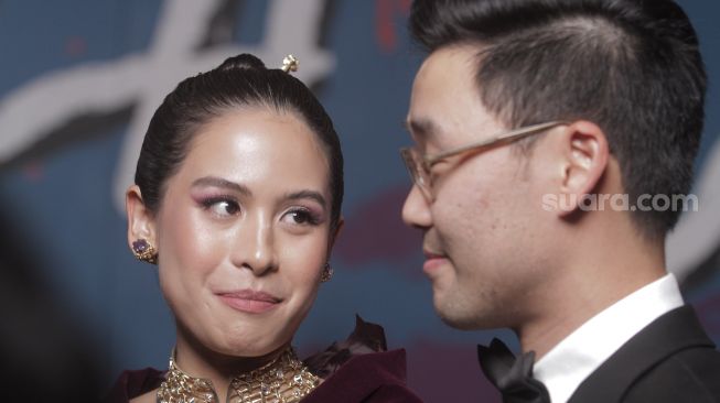 Maudy Ayunda bersama suaminya Jesse Choi saat menghadiri Festival Film Indonesia 2022 di Jakarta, Selasa (22/11). [Semujer.com/Oke Atmaja]
