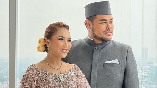 Potret Ayu Ting Ting dan Ivan Gunawan di Pernikahan Adik. (Instagram/ayutingting92)