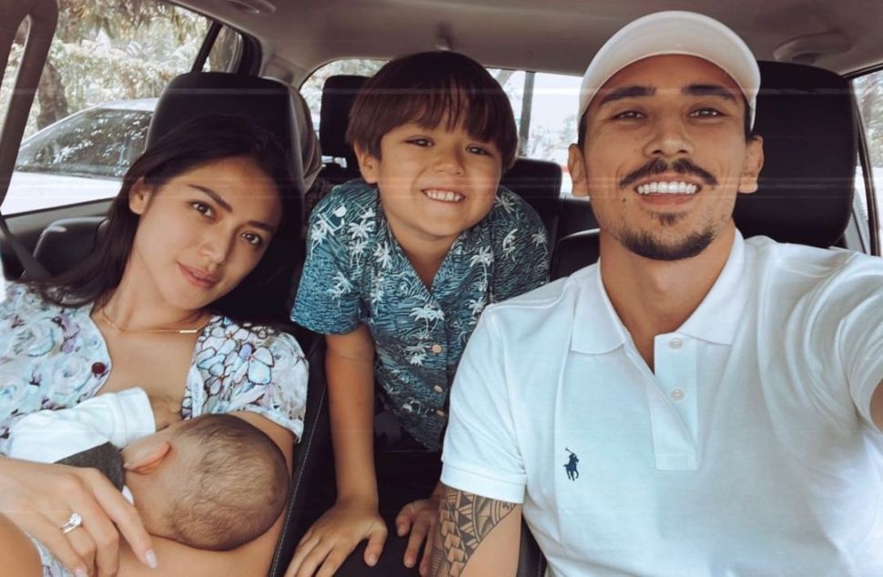 Jessica Iskandar dan Vincent Verhaag bersama dua anaknya. [Instagram]
