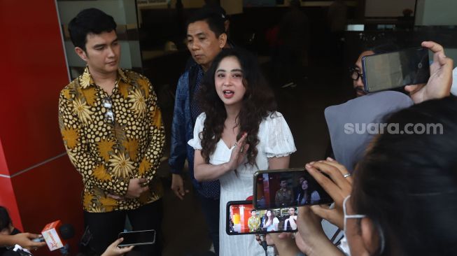 Dewi Perssik  memberikan keterangan pers di Polres Jakarta Selatan, Jakarta, Sabtu (5/11). [Semujer.com/Oke Atmaja]