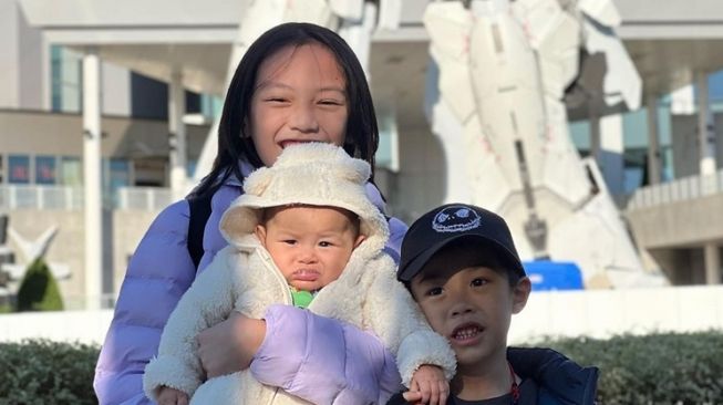 Potret Keluarga Ananda Omesh Liburan di Jepang (Instagram/@dianayulestari)