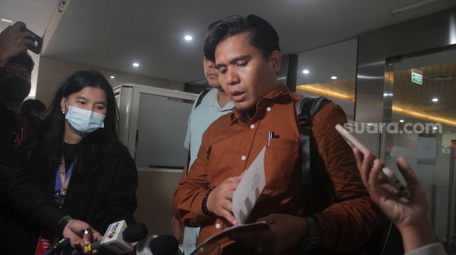 Kuasa Hukum korban robot trading Net89, Zainul Arifin menunjukan surat SP2AP usai melakukan pelaporan di Bareskrim Polri, Jakarta, Selasa (15/11). [Semujer.com/Oke Atmaja]