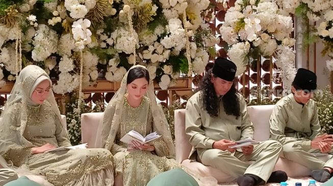 Glenca Chysara menggelar acara pengajian menjelang pernikahan dengan Rendi Jhon, Sabtu (19/11/2022). [Rena Pangesti Semujer.com]