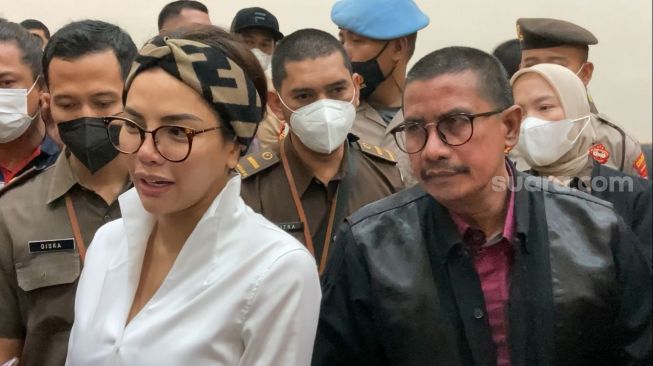 Nikita Mirzani usai menjalani sidang sebagai terdakwa dalam kasus pencemaran nama baik di Pengadilan Negeri Serang, Banten, Senin (14/11/2022). [Adiyoga Priyambodo/Semujer.com]