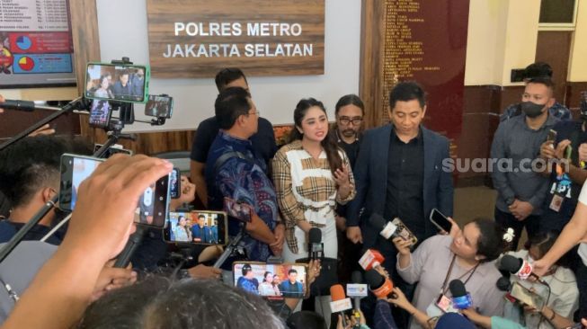 Dewi Perssik usai melaporkan tiga akun fans Lesti Kejora dan Rizky Billar [Semujer.com/Adiyoga Priyambodo]