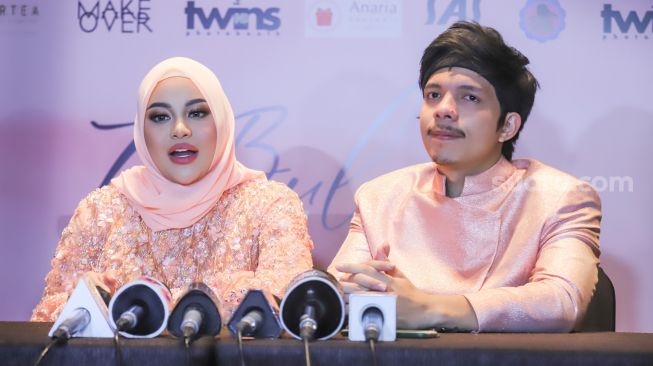 Pasangan Aurel Hermansyah dan Atta Halilintar saat menggelar jumpa pers terkait acara tujuh bulanan kehamilan Aurel di Pondok Indah, Jakarta Selatan, Sabtu (18/12/2021). [Semujer.com/Alfian Winanto]
