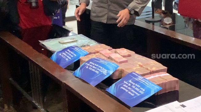 Barang bukti uang tunai milik Tersangka Indra Kesuma alias Indra Kenz ditampilkan saat rilis kasus dugaan penipuan berkedok trading binary option, Binomo di Bareskrim Mabes Polri, Jakarta Selatan, Jumat (25/3/2022). [Semujer.com/Adiyoga Priyambodo]