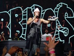 bbno$ Pelantun Edamame Sukses Gelar Konser di Jakarta, sampai Lempar Sepatu ke Penonton