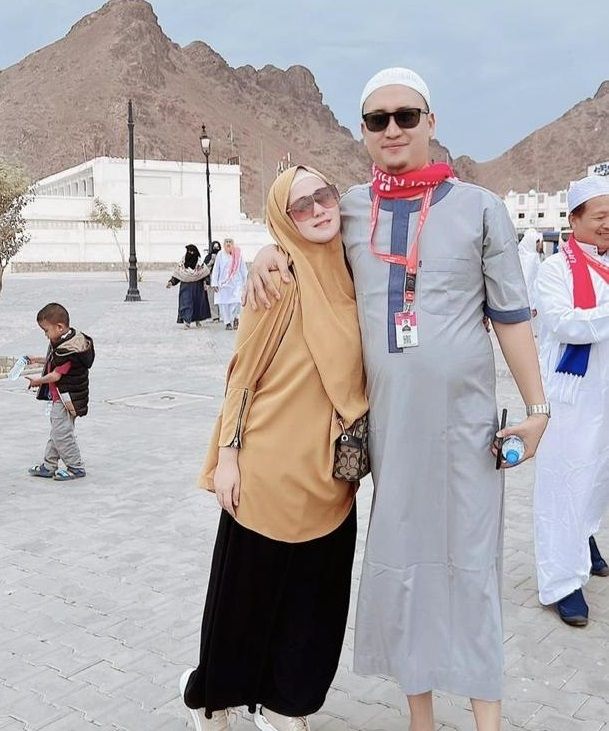 Rani Tamara bersama suami, Aminullah Muhamad Abduh menjalani ibadah umrah. [Instagram]
