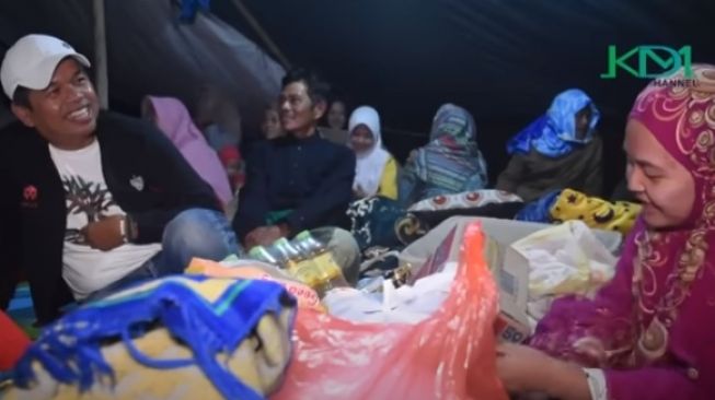 Momen Dedi Mulyadi saat berinteraksi dengan teteh cantik di tenda pengungsian [Youtube/Kang Dedi Mulyadi Channel]