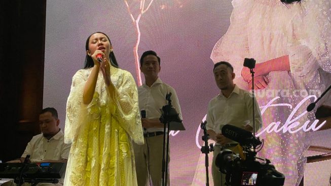 Rania Salsabila di acara rilis single perdananya berjudul "Surga Cintaku" di Jakarta pada 4 Desember 2022. [Adiyoga Priyambodo/Semujer.com]