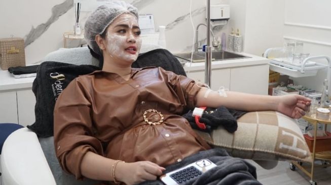 Vega Darwanti melakukan perawatan kecantikan di Klinik Dermapro, Jakarta. [dokumentasi pribadi]
