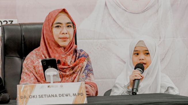 Potret Maryam Temani Oki Setiana Dewi (Instagram/@okisetianadewi)