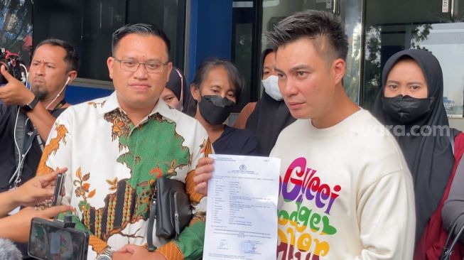 Baim Wong membuat laporan terkait kasus giveaway yang mencatut namanya di Polda Metro Jaya, Selasa (17/1/2023). [Adiyoga Priyambodo/Semujer.com]