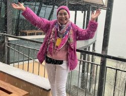 6 Outfit Umi Kalsum, Ibu Ayu Ting Ting saat Liburan di Eropa yang Jadi Sorotan Netizen