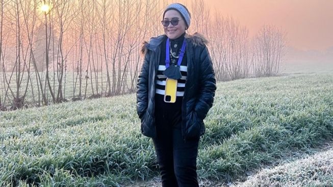 Outfit Ibu Ayu Ting Ting saat Liburan di Eropa (Instagram/@mom_ayting92_)