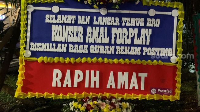 Salah satu karangan bunga di Konser Aldi Taher yang digelar di Bengkel Space SCBD, Jakarta Selatan, Senin (3/7/2023). [Adiyoga Priyambodo/Semujer.com]