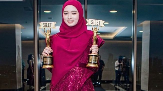 Potret Inara Rusli Menang Silet Awards (Instagram/@mommy_starla)