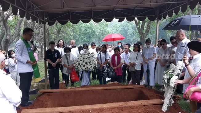 Suasana pemakaman Ibunda Jonas Rivanno di TPU Pondok Ranggon, Jakarta Timur pada Sabtu (8/7/2023) [Semujer.com/Rena Pangesti]