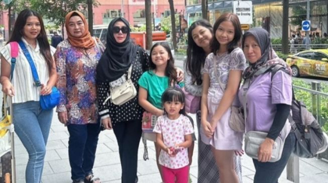 Potret Amy Qanita dan Ibunda Jeje Govinda Liburan Bareng di Singapura (Instagram/@amy_r_qanita)