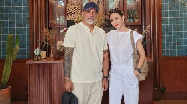 Wenny Ariani bersama suami. [Instagram]