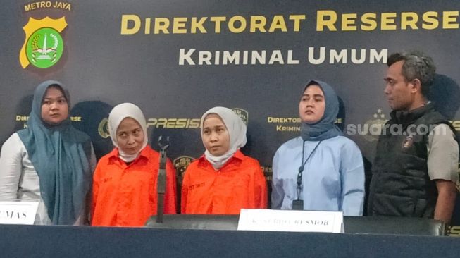 Si kembar Rihana dan Rihani dihadirkan polisi di hadapan wartawa dan gelar jumpa pers di Polda Metro Jaya, Selasa (4/7/2023). [Rena Pangesti/Semujer.com]