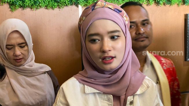 Inara Rusli kembali menjalani sidang cerai di Pengadilan Agama Jakarta Barat, Rabu (26/7/2023). [Tiara Rosana/Semujer.com]