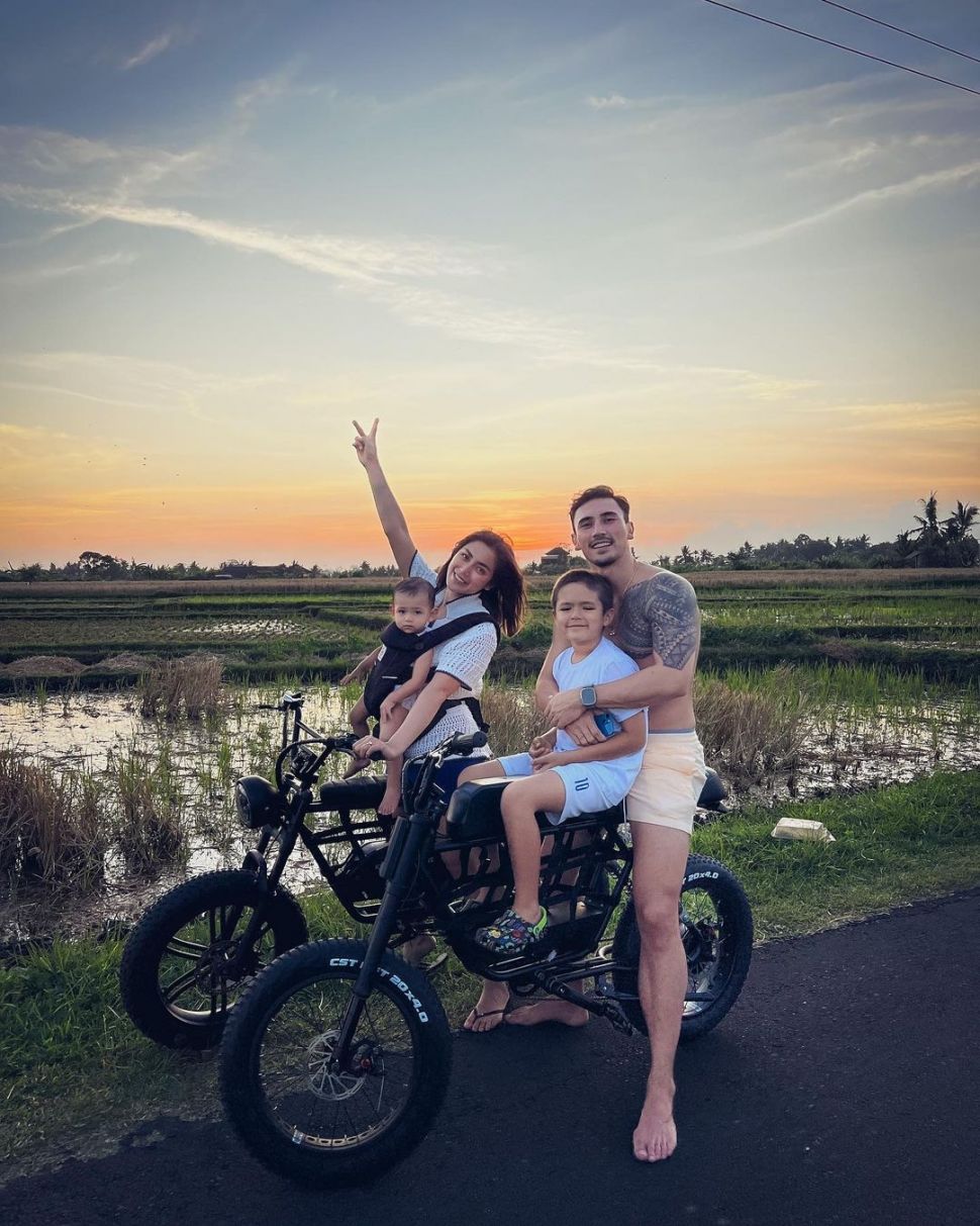 Jessica Iskandar dan Vincent Verhaag bersama dua putra mereka. [Instagram]