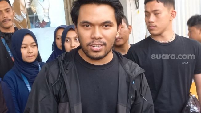 Thariq Halilintar saat ditemui di kawasan Condet, Jakarta Timur, Rabu (19/7/2023). [Semujer.com/Tiara Rosana]