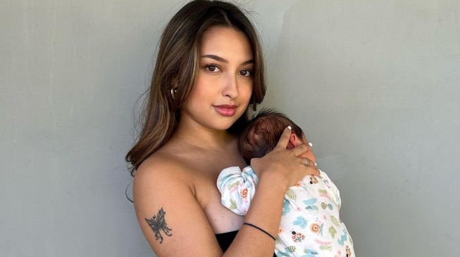 Potret Jennifer Coppen Momong Baby Kamari. (Instagram/jennifercoppenreal20)
