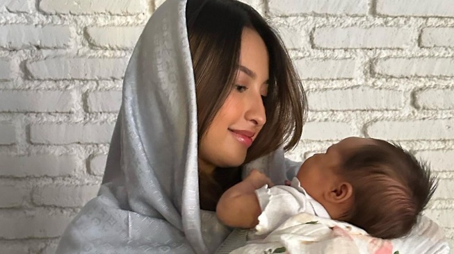 Potret Jennifer Coppen Momong Baby Kamari. (Instagram/jennifercoppenreal20)