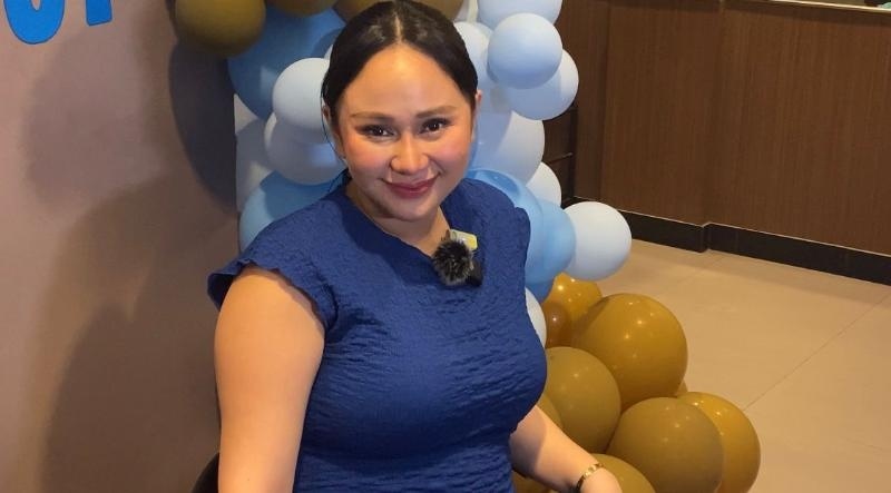 Denise Chariesta merayakan ulang tahun yang ke-32 sekaligus menggelar acara syukuran tujuh bulanan di sebuah restoran cepat saji di kawasan Kebayoran Baru, Jakarta Selatan, Senin (11/9/2023). [Tiara Rosana/Semujer.com]