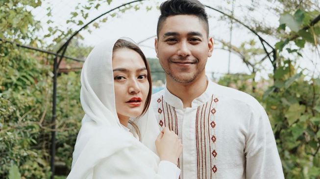 Siti Badriah dan suami, Krisjiana Baharudin [Instagram]