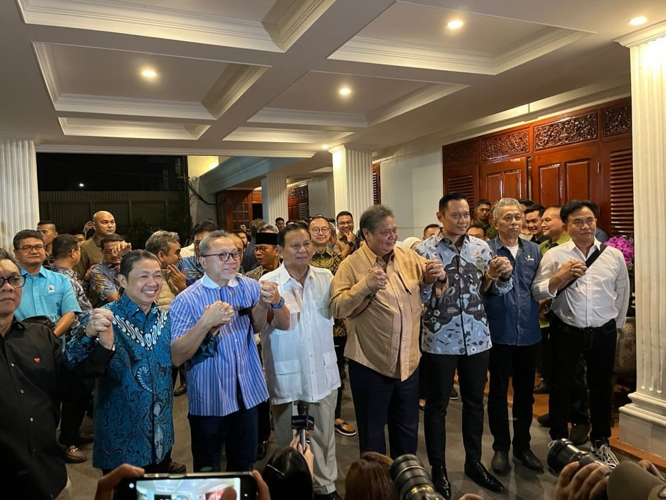 Bakal calon presiden (capres) Prabowo Subianto mengumumkan Gibran Rakabuming Raka menjadi cawapresnya untuk Pilpres 2024 melalui konferensi pers di Jalan Kertanegara, Jakarta Selatan, Minggu (22/10/2023) malam. (Semujer.com/Yasir)
