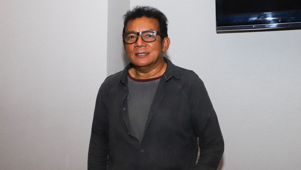 Aktor Mathias Muchus saat ditemui usai jumpa pers film 'Akad' di Kuningan, Jakarta Selatan, Rabu (2/2/2022). [Semujer.com/Alfian Winanto]
