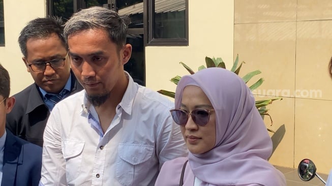 Okie Agustina dan Gunawan Dwi Cahyo usai jalani mediasi gugatan perceraian di Pengadilan Agama Bogor, Jawa Barat, Senin (20/11/2023) [Semujer.com/Adiyoga Priyambodo]