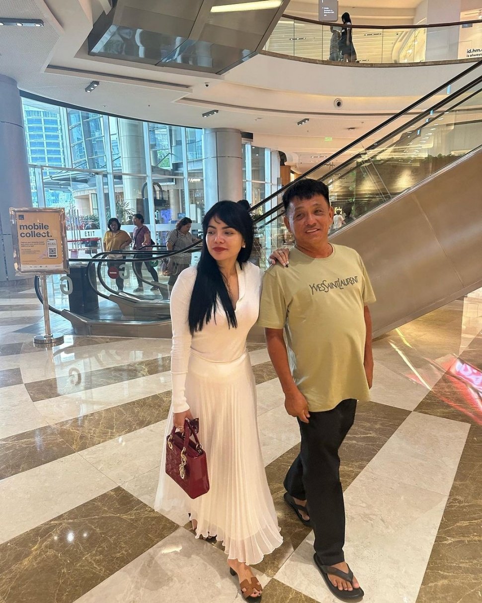 Dinar Candy terlihat akrab dengan ayah Ko Apex. [Instagram]