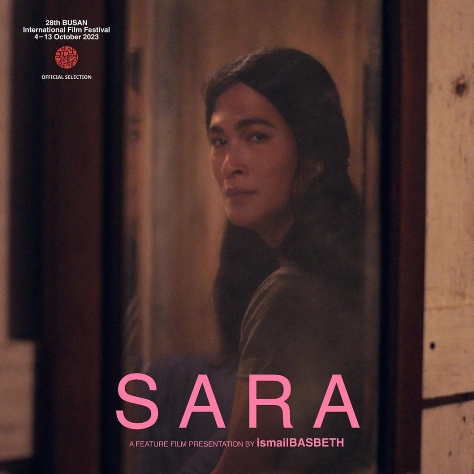 Penampilan Oscar Lawalata alias Asha Smara Darra di film Sara. [Instagram]