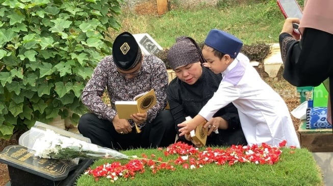 Gala Sky Andriansyah ziarah ke makam Vanessa Angel dan Bibi Ardiansyah di Taman Makam Islam Malaka, Jakarta, Sabtu (4/11/2023). [Semujer.com/Adiyoga Priyambodo]